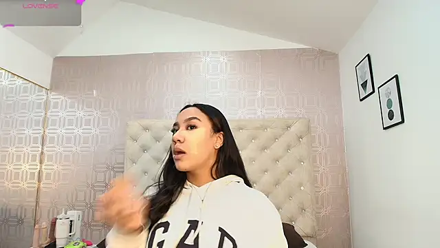 Snapshot of Sara_Desire chatting on 02/22/25, 12:19 Sara Desire online show from 02/22/25, 12:19