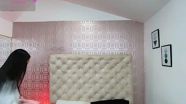 Snapshot of Sara_Desire chatting on 03/06/25, 12:30 Sara Desire online show from 03/06/25, 12:30