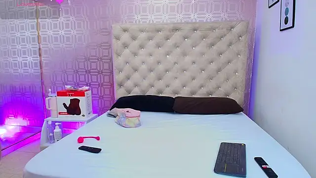 Snapshot of Sara_Desire chatting on 03/15/25, 12:34 Sara Desire online show from 03/15/25, 12:34