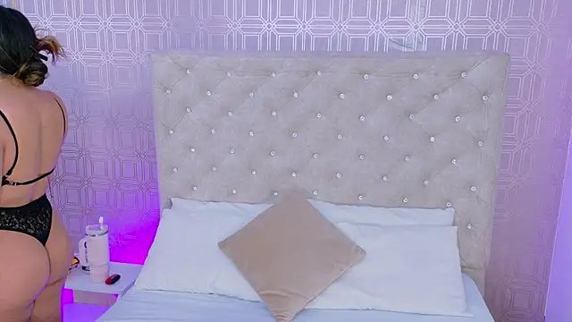 Snapshot of Sara_Desire chatting on 09/11/25, 11:43 Sara Desire online show from 09/11/25, 11:43