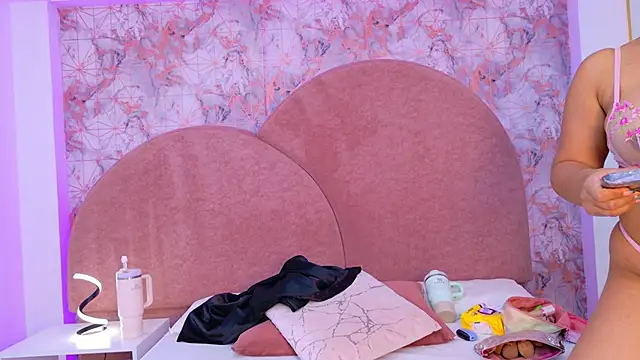 Snapshot of Sara_Desire chatting on 09/26/25, 11:47 Sara Desire online show from 09/26/25, 11:47