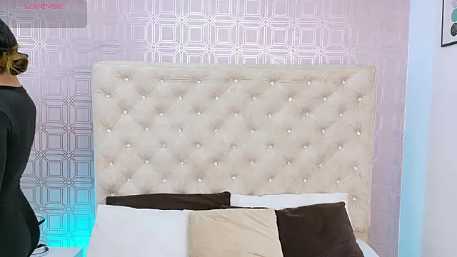 Snapshot of Sara_Desire chatting on 10/04/25, 12:25 Sara Desire online show from 10/04/25, 12:25