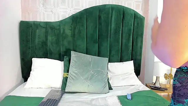 Snapshot of Sara_Desire chatting on 10/08/25, 03:31 Sara Desire online show from 10/08/25, 03:31