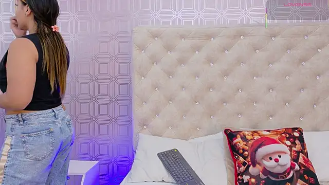 Snapshot of Sara_Desire chatting on 11/25/25, 12:16 Sara Desire online show from 11/25/25, 12:16