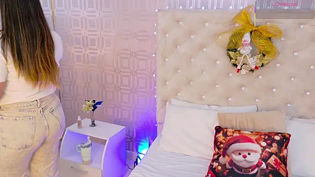 Snapshot of Sara_Desire chatting on 11/27/25, 12:18 Sara Desire online show from 11/27/25, 12:18