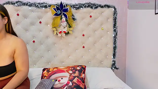 Snapshot of Sara_Desire chatting on 11/28/25, 12:30 Sara Desire online show from 11/28/25, 12:30