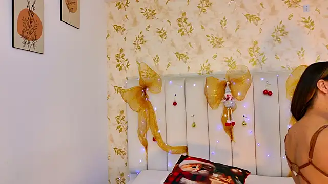 Snapshot of Sara_Desire chatting on 12/14/25, 12:21 Sara Desire online show from 12/14/25, 12:21