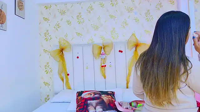 Snapshot of Sara_Desire chatting on 12/16/25, 12:21 Sara Desire online show from 12/16/25, 12:21