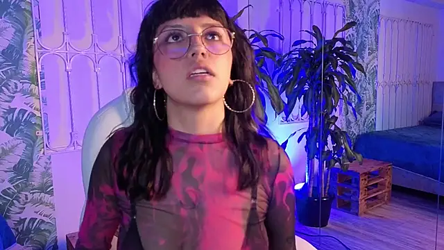 cute hollywood online show from 06/16/26, 07:27