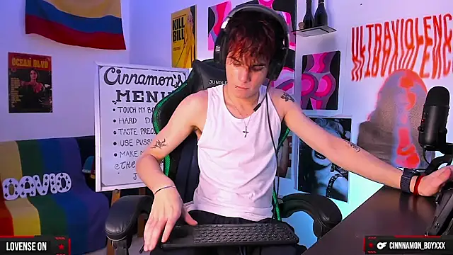 Snapshot of cinnamon_boyxxx chatting on 12/17/24, 04:56 cinnamon boyxxx online show from 12/17/24, 04:56