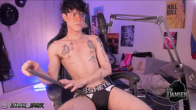 Snapshot of cinnamon_boyxxx chatting on 11/10/25, 02:43 cinnamon boyxxx online show from 11/10/25, 02:43