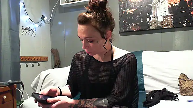 Snapshot of Genevieve143 chatting on 02/12/25, 08:38 Genevieve143 online show from 02/12/25, 08:38