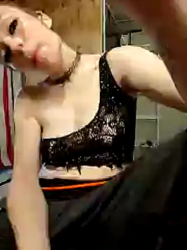 Snapshot of Genevieve143 chatting on 02/21/25, 04:37 Genevieve143 online show from 02/21/25, 04:37