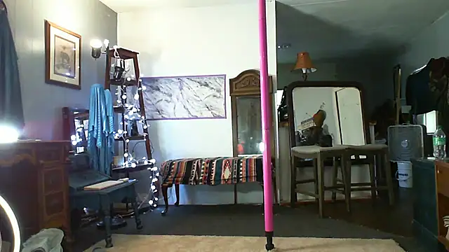 Snapshot of Genevieve143 chatting on 09/25/25, 11:19 Genevieve143 online show from 09/25/25, 11:19