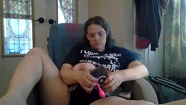 Snapshot of velvetta_ chatting on 10/15/25, 04:51 velvetta online show from 10/15/25, 04:51