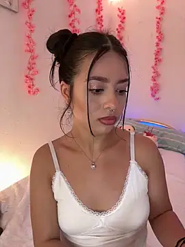 Snapshot of AliceJovovich chatting on 12/04/24, 05:55 AliceJovovich online show from 12/04/24, 05:55