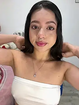 Snapshot of AliceJovovich chatting on 03/05/25, 10:44 AliceJovovich online show from 03/05/25, 10:44