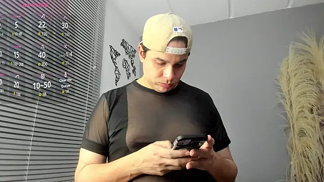 Snapshot of Latin_boy_surprisee chatting on 11/21/25, 01:04 Latin boy surprisee online show from 11/21/25, 01:04