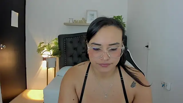 Snapshot of zoe_danae_ chatting on 03/06/25, 12:09 zoe danae online show from 03/06/25, 12:09