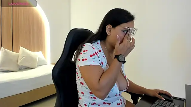 Snapshot of zoe_danae_ chatting on 10/23/25, 12:15 zoe danae online show from 10/23/25, 12:15