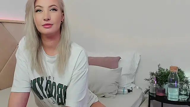 Snapshot of LilouKat chatting on 01/27/25, 11:00 LilouKat online show from 01/27/25, 11:00