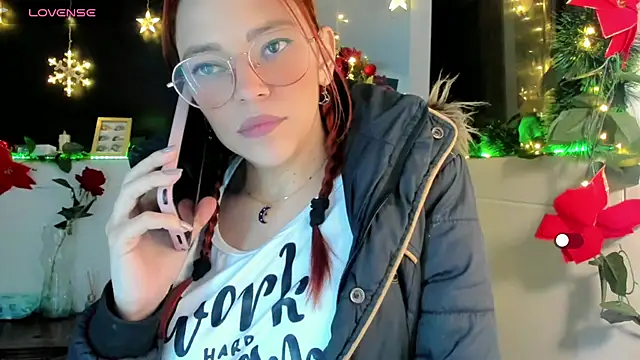 Snapshot of mariana_scott__ chatting on 01/07/25, 01:49 mariana scott   online show from 01/07/25, 01:49