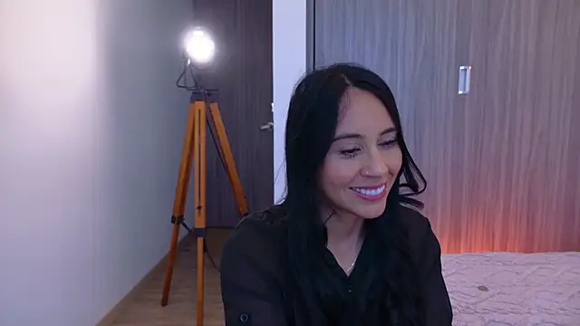 Miarouss3 online show from 11/04/25, 01:32