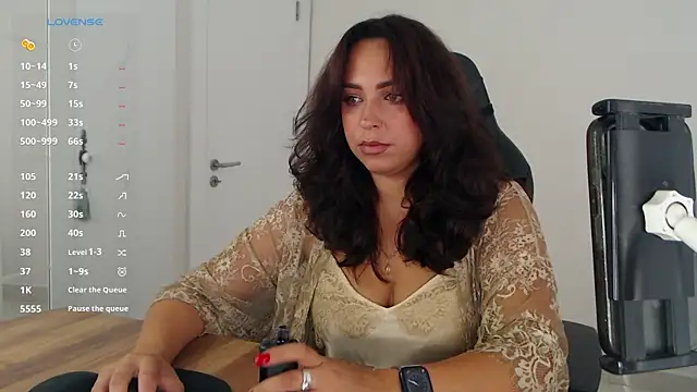 Snapshot of _Just_a_queen_3 chatting on 07/31/26, 01:21 Just a queen 3 online show from 07/31/26, 01:21