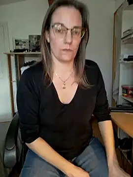 Snapshot of SpiceLea chatting on 12/21/24, 02:37 SpiceLea online show from 12/21/24, 02:37