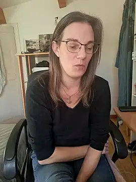 Snapshot of SpiceLea chatting on 12/28/24, 02:42 SpiceLea online show from 12/28/24, 02:42