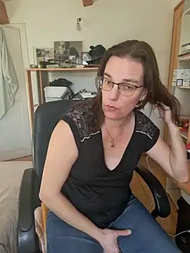 Snapshot of SpiceLea chatting on 02/04/25, 02:53 SpiceLea online show from 02/04/25, 02:53