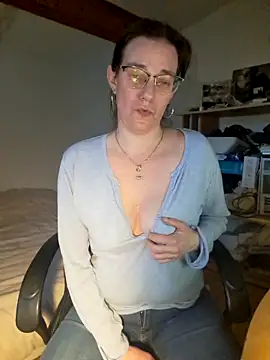 Snapshot of SpiceLea chatting on 02/11/25, 04:46 SpiceLea online show from 02/11/25, 04:46
