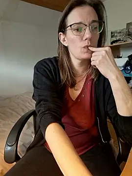 Snapshot of SpiceLea chatting on 02/23/25, 01:21 SpiceLea online show from 02/23/25, 01:21