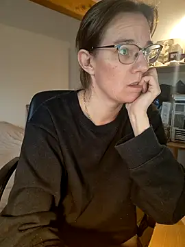 Snapshot of SpiceLea chatting on 03/07/25, 12:34 SpiceLea online show from 03/07/25, 12:34