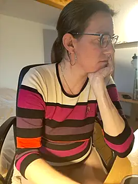 Snapshot of SpiceLea chatting on 03/10/25, 05:07 SpiceLea online show from 03/10/25, 05:07