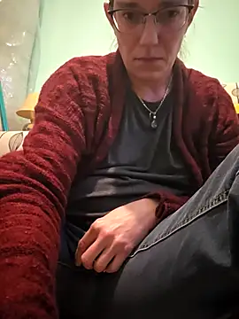 Snapshot of SpiceLea chatting on 11/19/25, 04:18 SpiceLea online show from 11/19/25, 04:18