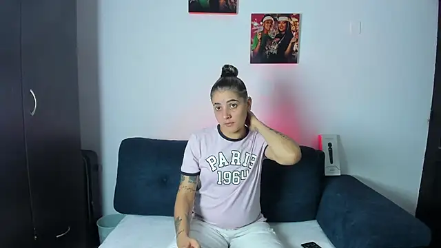 Snapshot of AndreaAndKarina chatting on 10/03/25, 02:47 AndreaAndKarina online show from 10/03/25, 02:47