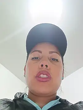 Snapshot of _andrea30 chatting on 06/17/26, 11:23 andrea30 online show from 06/17/26, 11:23