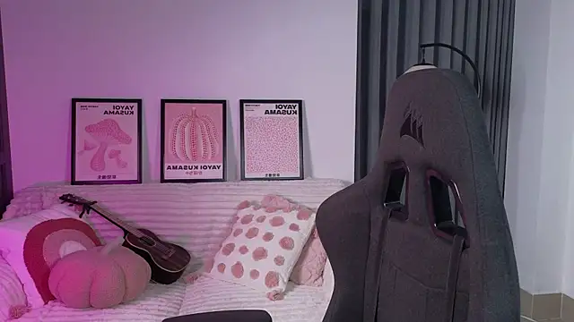 VanessaBayer2 online show from 10/28/25, 02:15