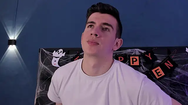 MikaelSlow online show from 10/31/25, 04:02