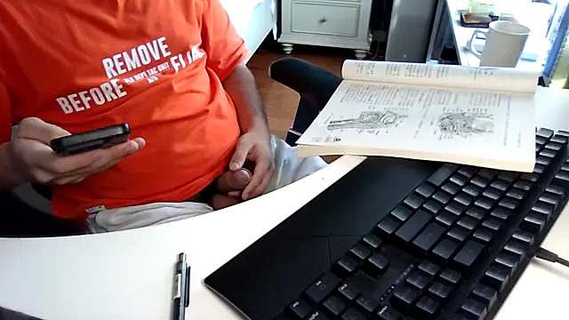 Snapshot of big-pig chatting on 10/05/25, 04:55 big-pig online show from 10/05/25, 04:55