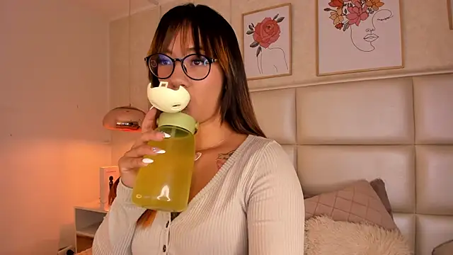 Aily Yozuko online show from 10/06/25, 02:42