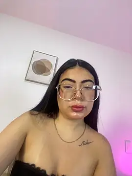 Snapshot of Mia_222 chatting on 06/04/26, 10:32 Mia 222 online show from 06/04/26, 10:32