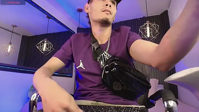 Snapshot of _white_fox_1 chatting on 09/17/25, 11:28 white fox 1 online show from 09/17/25, 11:28