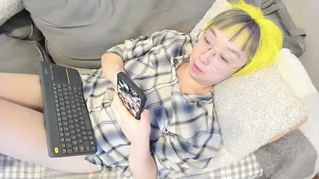 Snapshot of luxgray chatting on 02/22/26, 11:47 luxgray online show from 02/22/26, 11:47