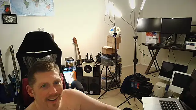 Snapshot of Rock_Pierce chatting on 11/05/25, 11:32 Rock Pierce online show from 11/05/25, 11:32