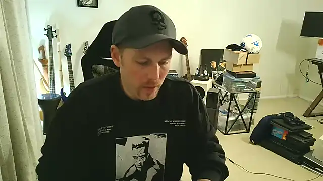 Snapshot of Rock_Pierce chatting on 11/15/25, 06:22 Rock Pierce online show from 11/15/25, 06:22