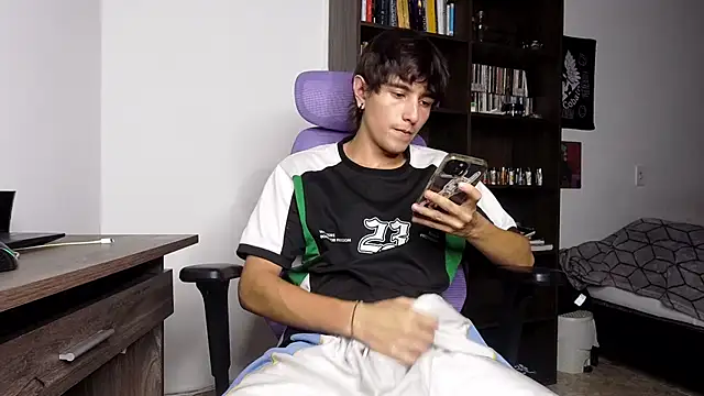 Snapshot of alex_connorr chatting on 11/02/25, 10:56 alex connorr online show from 11/02/25, 10:56