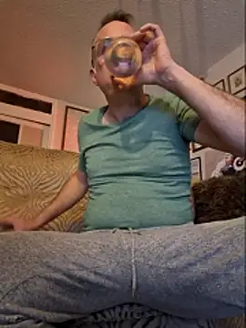 Snapshot of bibananaman chatting on 04/13/26, 11:43 bibananaman online show from 04/13/26, 11:43