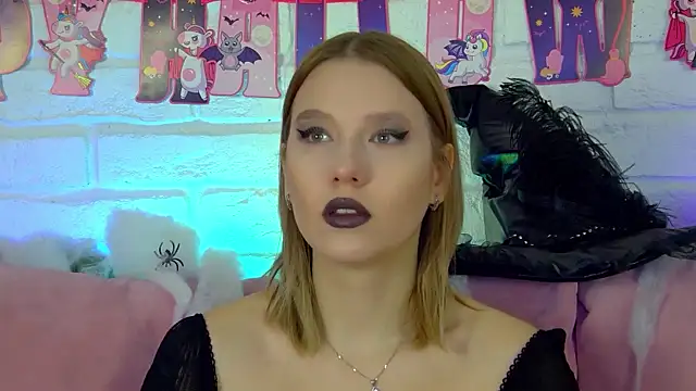 LiliLinn online show from 10/31/25, 04:24